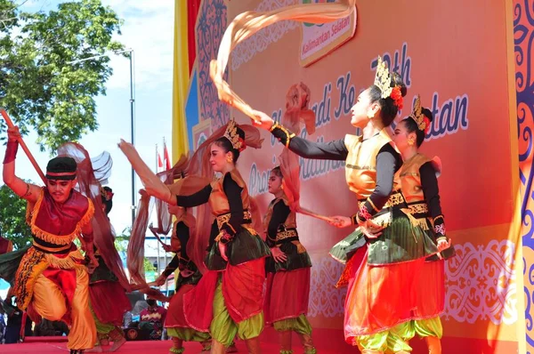 Banjarmasin, Güney Kalimantan, Endonezya - 23 Ekim 2021: Dayak, Güney Kalimantan eyalet hükümeti tarafından düzenlenen bir kültür festivalinde dans etti