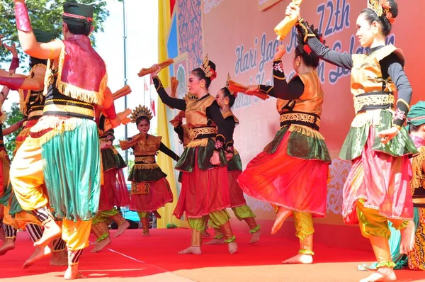 インドネシア 南カリマンタン州バンジャルマシン2021年10月23日 南カリマンタン州政府主催の文化祭で行われるダヤックダンス — ストック写真
