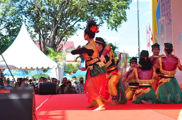 Banjarmasin, Güney Kalimantan, Endonezya - 23 Ekim 2021: Dayak, Güney Kalimantan eyalet hükümeti tarafından düzenlenen bir kültür festivalinde dans etti