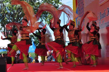 Banjarmasin, Güney Kalimantan, Endonezya - 23 Ekim 2021: Dayak, Güney Kalimantan eyalet hükümeti tarafından düzenlenen bir kültür festivalinde dans etti