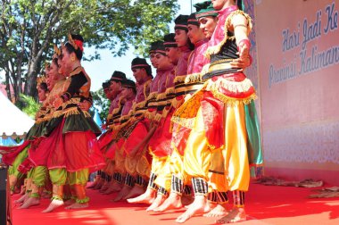Banjarmasin, Güney Kalimantan, Endonezya - 23 Ekim 2021: Dayak, Güney Kalimantan eyalet hükümeti tarafından düzenlenen bir kültür festivalinde dans etti