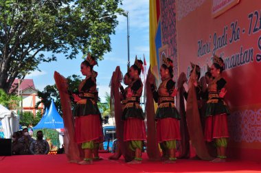 Banjarmasin, Güney Kalimantan, Endonezya - 23 Ekim 2021: Dayak, Güney Kalimantan eyalet hükümeti tarafından düzenlenen bir kültür festivalinde dans etti