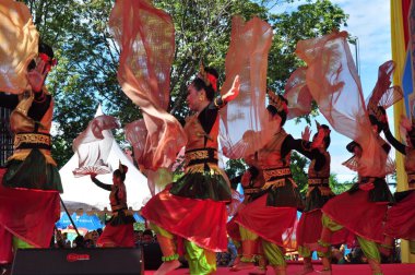 Banjarmasin, Güney Kalimantan, Endonezya - 23 Ekim 2021: Dayak, Güney Kalimantan eyalet hükümeti tarafından düzenlenen bir kültür festivalinde dans etti