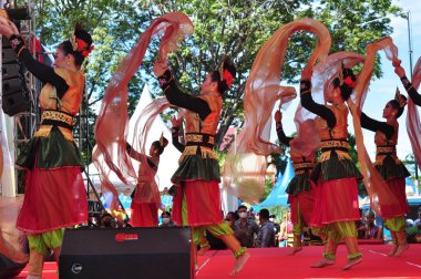 Banjarmasin, Güney Kalimantan, Endonezya - 23 Ekim 2021: Dayak, Güney Kalimantan eyalet hükümeti tarafından düzenlenen bir kültür festivalinde dans etti