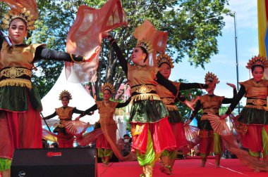 Banjarmasin, Güney Kalimantan, Endonezya - 23 Ekim 2021: Dayak, Güney Kalimantan eyalet hükümeti tarafından düzenlenen bir kültür festivalinde dans etti