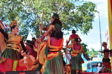 Banjarmasin, Güney Kalimantan, Endonezya - 23 Ekim 2021: Dayak, Güney Kalimantan eyalet hükümeti tarafından düzenlenen bir kültür festivalinde dans etti