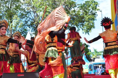Banjarmasin, Güney Kalimantan, Endonezya - 23 Ekim 2021: Dayak, Güney Kalimantan eyalet hükümeti tarafından düzenlenen bir kültür festivalinde dans etti