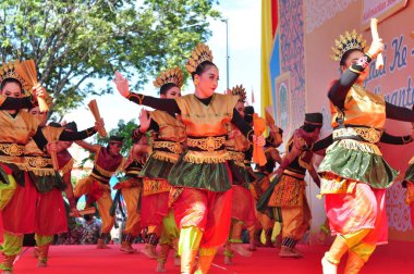 Banjarmasin, Güney Kalimantan, Endonezya - 23 Ekim 2021: Dayak, Güney Kalimantan eyalet hükümeti tarafından düzenlenen bir kültür festivalinde dans etti