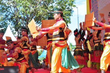 Banjarmasin, Güney Kalimantan, Endonezya - 23 Ekim 2021: Dayak, Güney Kalimantan eyalet hükümeti tarafından düzenlenen bir kültür festivalinde dans etti