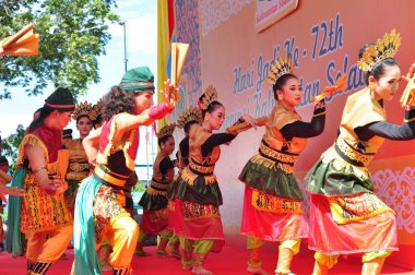 Banjarmasin, Güney Kalimantan, Endonezya - 23 Ekim 2021: Dayak, Güney Kalimantan eyalet hükümeti tarafından düzenlenen bir kültür festivalinde dans etti