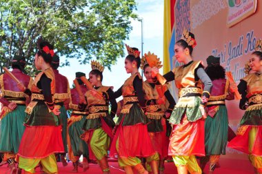 Banjarmasin, Güney Kalimantan, Endonezya - 23 Ekim 2021: Dayak, Güney Kalimantan eyalet hükümeti tarafından düzenlenen bir kültür festivalinde dans etti