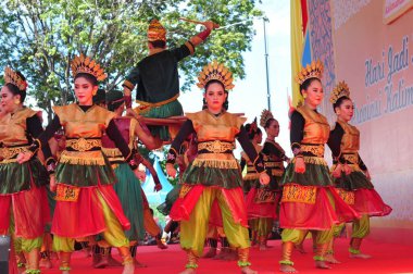 Banjarmasin, Güney Kalimantan, Endonezya - 23 Ekim 2021: Dayak, Güney Kalimantan eyalet hükümeti tarafından düzenlenen bir kültür festivalinde dans etti