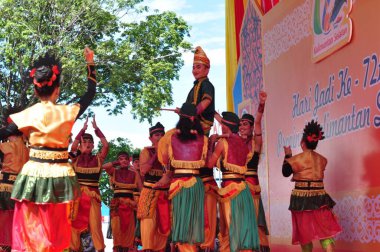 Banjarmasin, Güney Kalimantan, Endonezya - 23 Ekim 2021: Dayak, Güney Kalimantan eyalet hükümeti tarafından düzenlenen bir kültür festivalinde dans etti