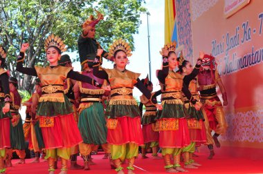 Banjarmasin, Güney Kalimantan, Endonezya - 23 Ekim 2021: Dayak, Güney Kalimantan eyalet hükümeti tarafından düzenlenen bir kültür festivalinde dans etti
