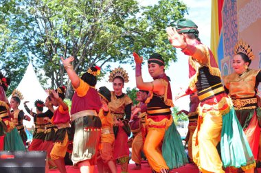 Banjarmasin, Güney Kalimantan, Endonezya - 23 Ekim 2021: Dayak, Güney Kalimantan eyalet hükümeti tarafından düzenlenen bir kültür festivalinde dans etti