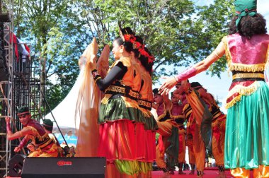 Banjarmasin, Güney Kalimantan, Endonezya - 23 Ekim 2021: Dayak, Güney Kalimantan eyalet hükümeti tarafından düzenlenen bir kültür festivalinde dans etti