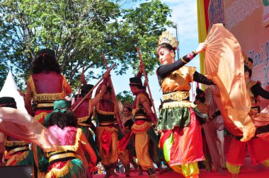 Banjarmasin, Güney Kalimantan, Endonezya - 23 Ekim 2021: Dayak, Güney Kalimantan eyalet hükümeti tarafından düzenlenen bir kültür festivalinde dans etti