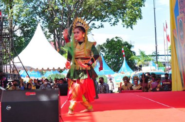 Banjarmasin, Güney Kalimantan, Endonezya - 23 Ekim 2021: Dayak, Güney Kalimantan eyalet hükümeti tarafından düzenlenen bir kültür festivalinde dans etti