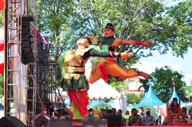 Banjarmasin, Güney Kalimantan, Endonezya - 23 Ekim 2021: Dayak, Güney Kalimantan eyalet hükümeti tarafından düzenlenen bir kültür festivalinde dans etti