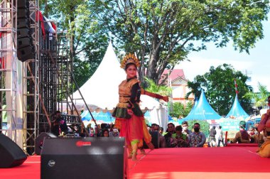 Banjarmasin, Güney Kalimantan, Endonezya - 23 Ekim 2021: Dayak, Güney Kalimantan eyalet hükümeti tarafından düzenlenen bir kültür festivalinde dans etti