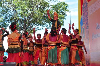 Banjarmasin, Güney Kalimantan, Endonezya - 23 Ekim 2021: Dayak, Güney Kalimantan eyalet hükümeti tarafından düzenlenen bir kültür festivalinde dans etti