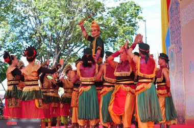 Banjarmasin, Güney Kalimantan, Endonezya - 23 Ekim 2021: Dayak, Güney Kalimantan eyalet hükümeti tarafından düzenlenen bir kültür festivalinde dans etti