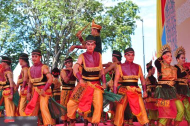 Banjarmasin, Güney Kalimantan, Endonezya - 23 Ekim 2021: Dayak, Güney Kalimantan eyalet hükümeti tarafından düzenlenen bir kültür festivalinde dans etti