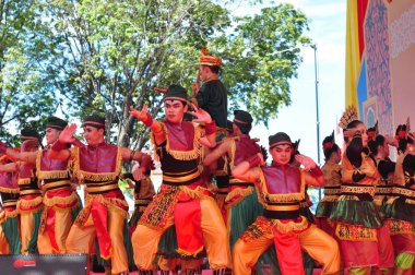 Banjarmasin, Güney Kalimantan, Endonezya - 23 Ekim 2021: Dayak, Güney Kalimantan eyalet hükümeti tarafından düzenlenen bir kültür festivalinde dans etti