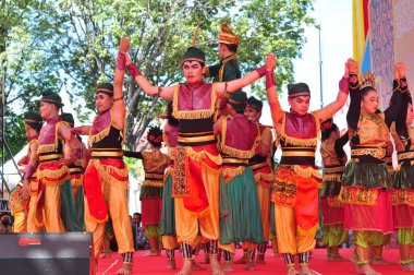 Banjarmasin, Güney Kalimantan, Endonezya - 23 Ekim 2021: Dayak, Güney Kalimantan eyalet hükümeti tarafından düzenlenen bir kültür festivalinde dans etti