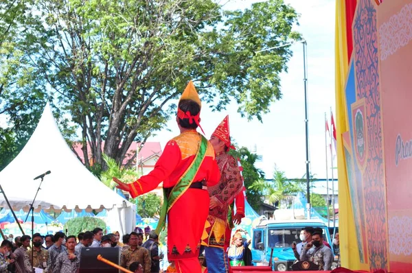 Banjarmasin Kalimantan Południowy Indonezja Października 2021 Tańce Dajakowe Wykonywane Festiwalu — Zdjęcie stockowe