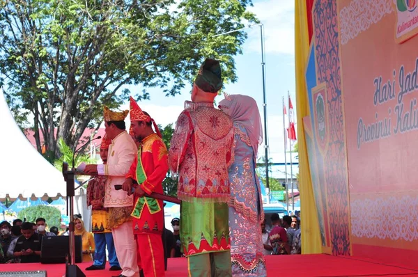 インドネシア 南カリマンタン州バンジャルマシン2021年10月23日 南カリマンタン州政府主催の文化祭で行われるダヤックダンス — ストック写真