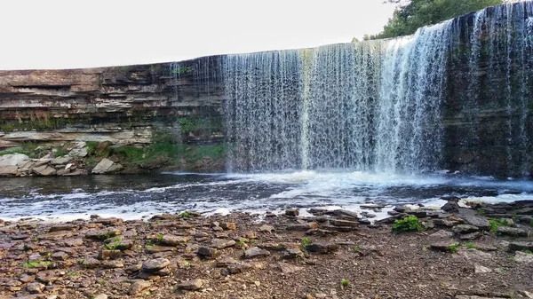 Estonya 'nın en büyük şelalelerinden biri.