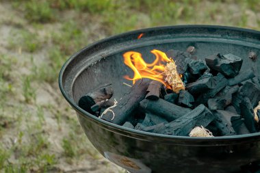 Barbeküde bir ateş yanıyor.
