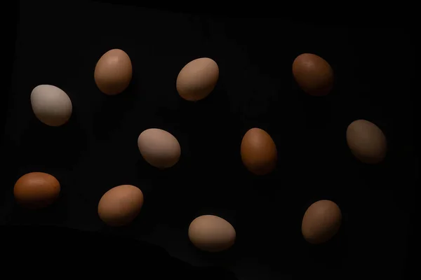 Яйця Різних Відтінків Чорному Тлі Випадковому Порядку Плоскої Лінії — стокове фото
