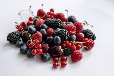 Bir demet kırmızı frenk üzümü, ahududu, yabanmersini, böğürtlen