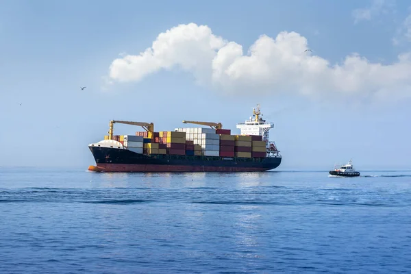Fully Loaded Large Cargo Container Ship Sea Heading Port Help — 图库照片