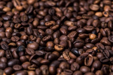 Kahve arkaplanı. Kızarmış kahve çekirdeği. Kahve çekirdekleri, ahşap arka planda.