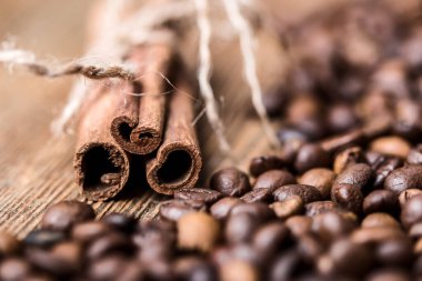 Kahve arkaplanı. Kızarmış kahve çekirdeği. Kahve çekirdekleri, ahşap arka planda. tarçınlı kahve.