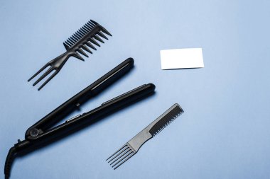 Mavi arkaplan görünümünde taraklar ve kuaför araçları