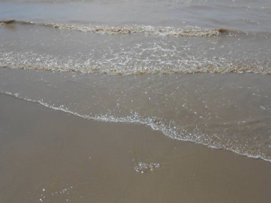 Meschers-sur-Gironde plajındaki küçük dalgaların görüntüsü.