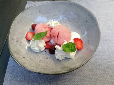 Dondurma kepçelerinden oluşan bir tatlının yüksek açılı görüntüsü.