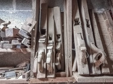 Bir marangoz atölyesinin yakın çekim araçları.