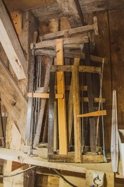 Marangoz aletlerinin belli bir atölyedeki yakın çekim görüntüleri.