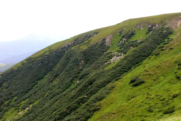 Прекрасный Пейзаж Горами Облаками — стоковое фото