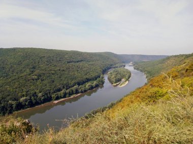 Ukrayna dağlarında bir nehir.