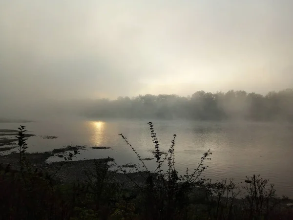 Утренний Туман Воде Горах — стоковое фото