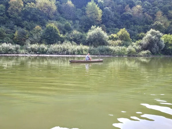 Ein Mann Fischt Auf Dem Fluss — Stockfoto