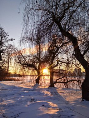 Şehrin dışında kış gün batımı.