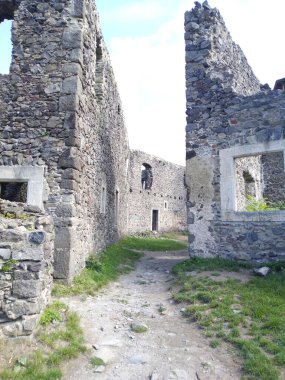 Fotoğraf antik bir şatoyu gösteriyor..