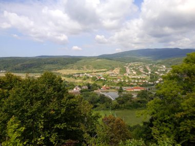 Vadideki bir şehrin görüntüsü.